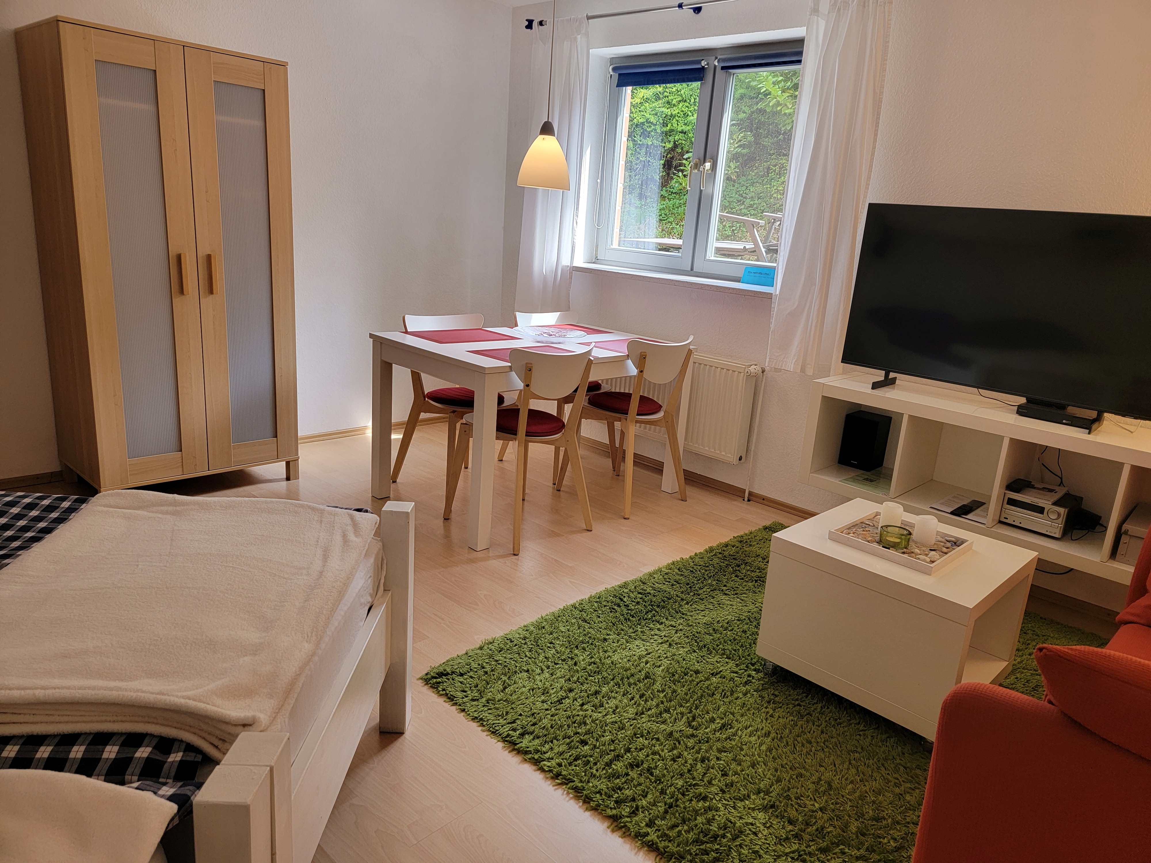 Gro�es Zimmer - Esstisch und Fenster
